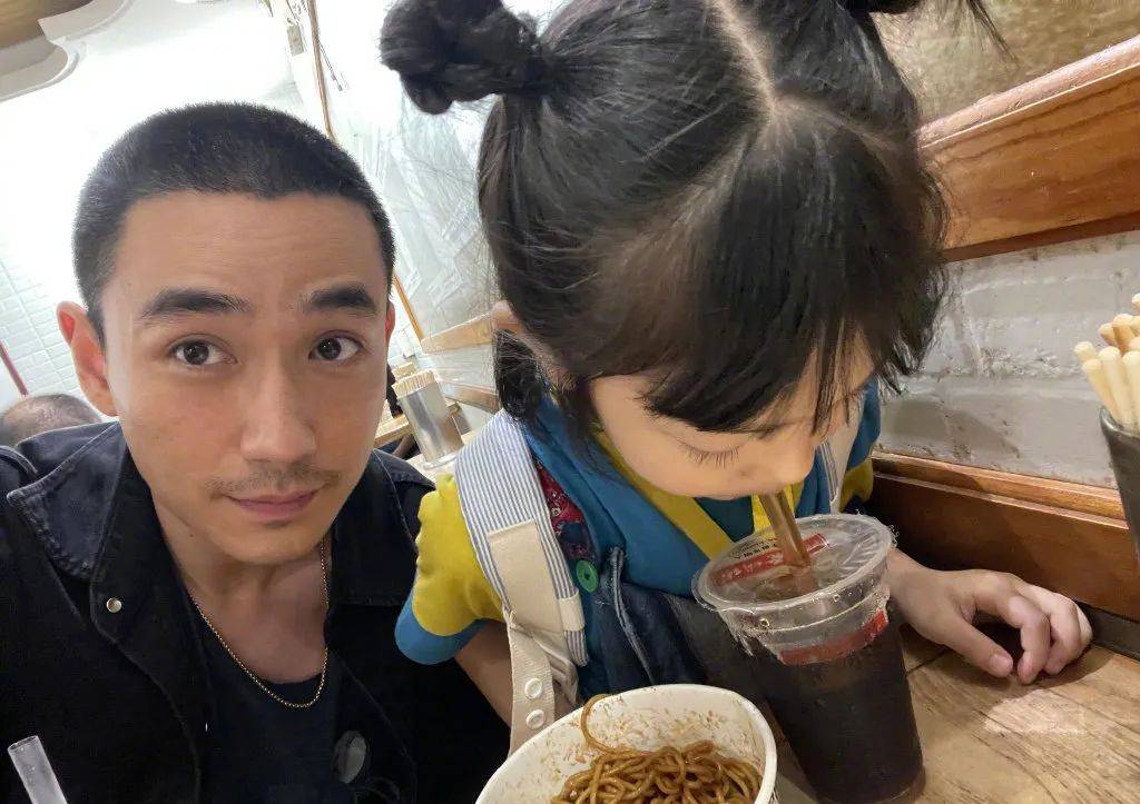 故事设定莫三妹家的丧葬店就在一个小巷子里,隔壁就是婚庆店,有不少的