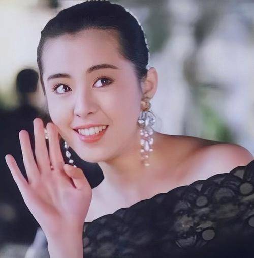 55岁王祖贤现身街头遛狗,又高又胖模样大变