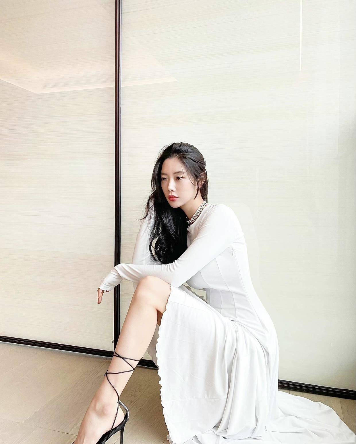 克拉拉真是"亚洲第一美女",连土味白色紧身裙,都穿出了高级感_连衣裙