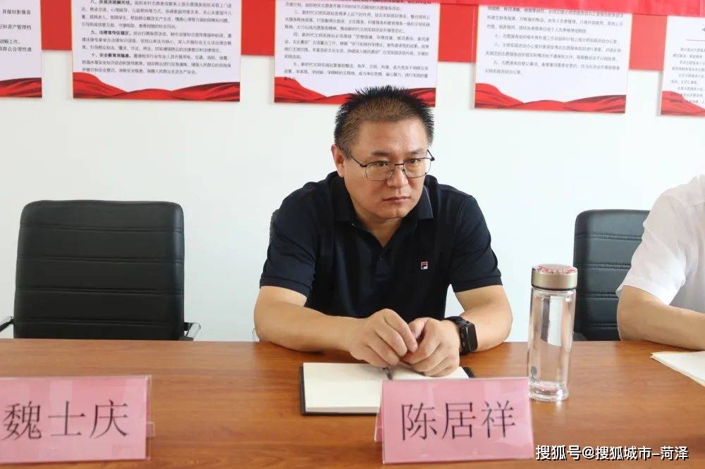 会上,李令建介绍软弱涣散党组织整顿提升情况,王庄村党支部书记徐振勇