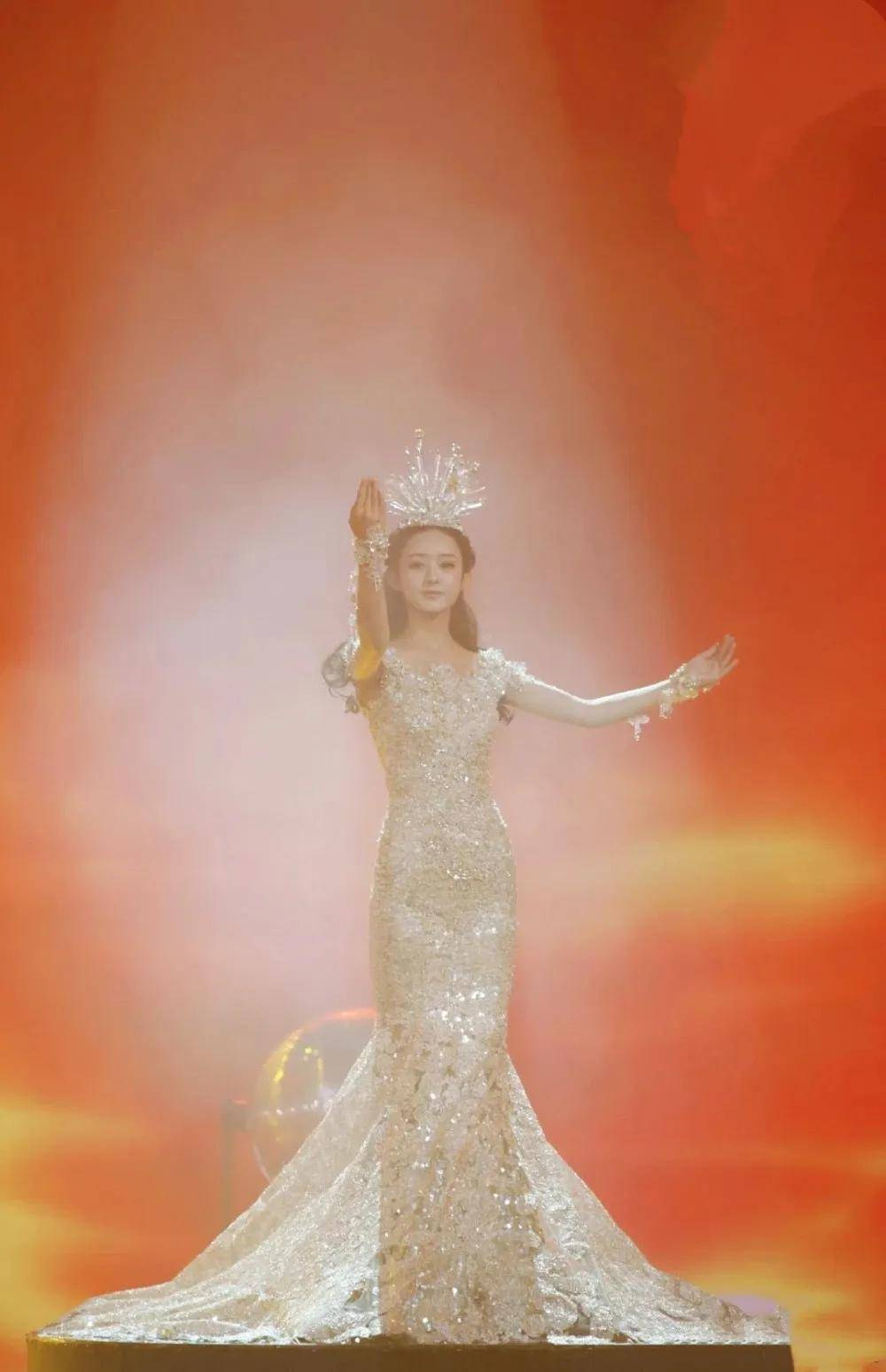 几位金鹰女神造型对比,赵丽颖的造型亮了_礼服_衣服_迪丽热巴