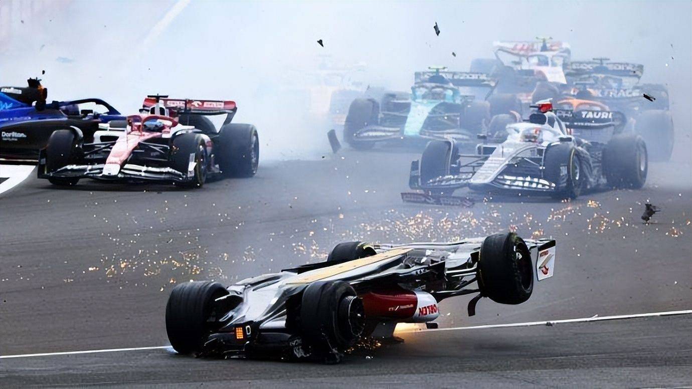 原创世界上最安全的车型f1赛事上热搜时速200翻车中国车手无碍