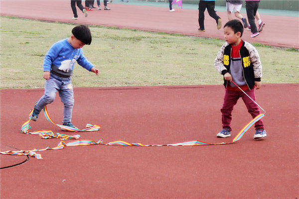 孩子流鼻血，别再仰头、塞纸、举胳膊了，处理方式都是错的