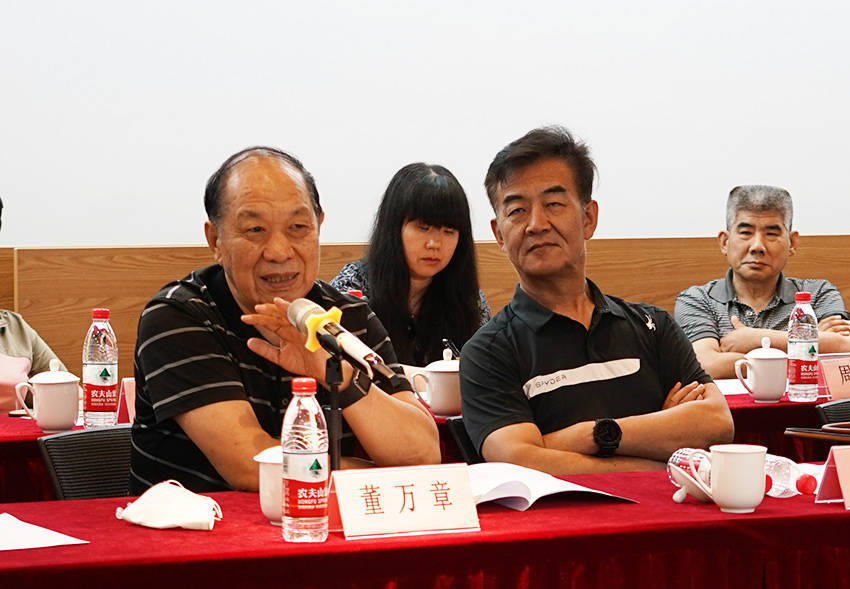 中组部原干教局副局长董万章在发言时说,科学,艺术相提并论,都是社会