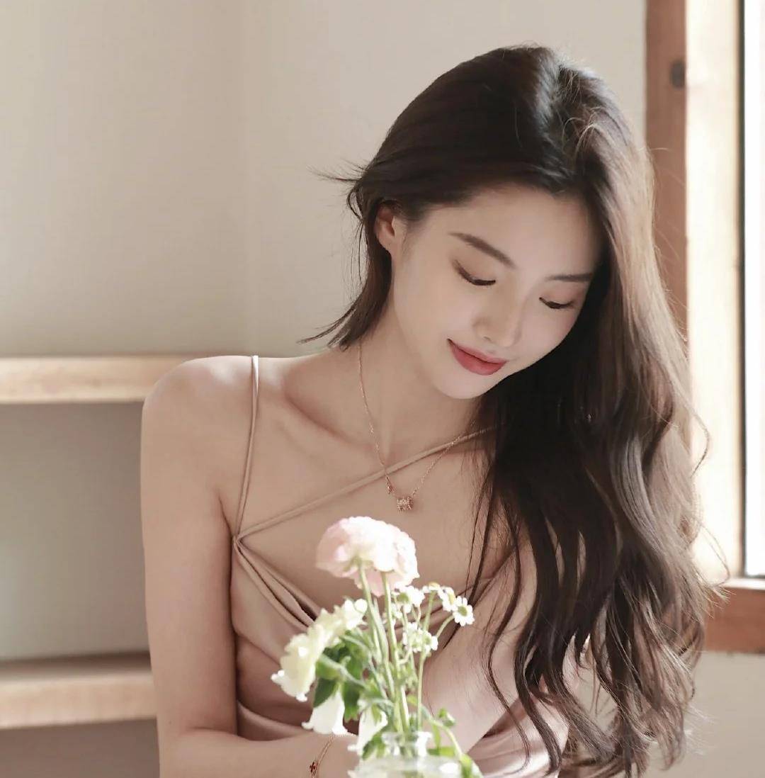 氛围感美女的四大特征发量多且蓬松穿衣时尚微时尚看你是吗