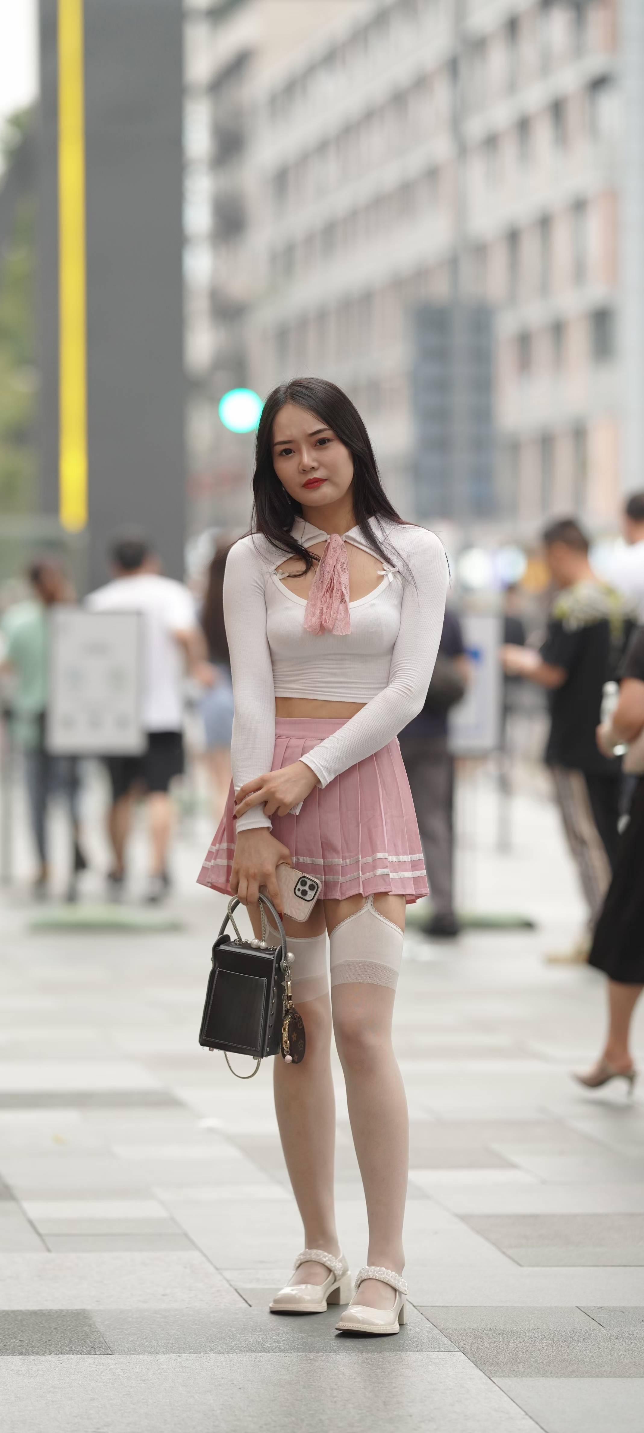 今天这位时尚博主展示的是一身少女系的穿搭,这身穿搭只有白色和粉色