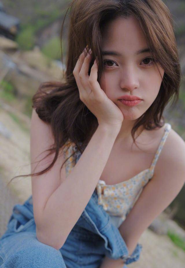 原创20岁欧阳娜娜背带裤写真曝光长发飘飘气质好清新这也太美了