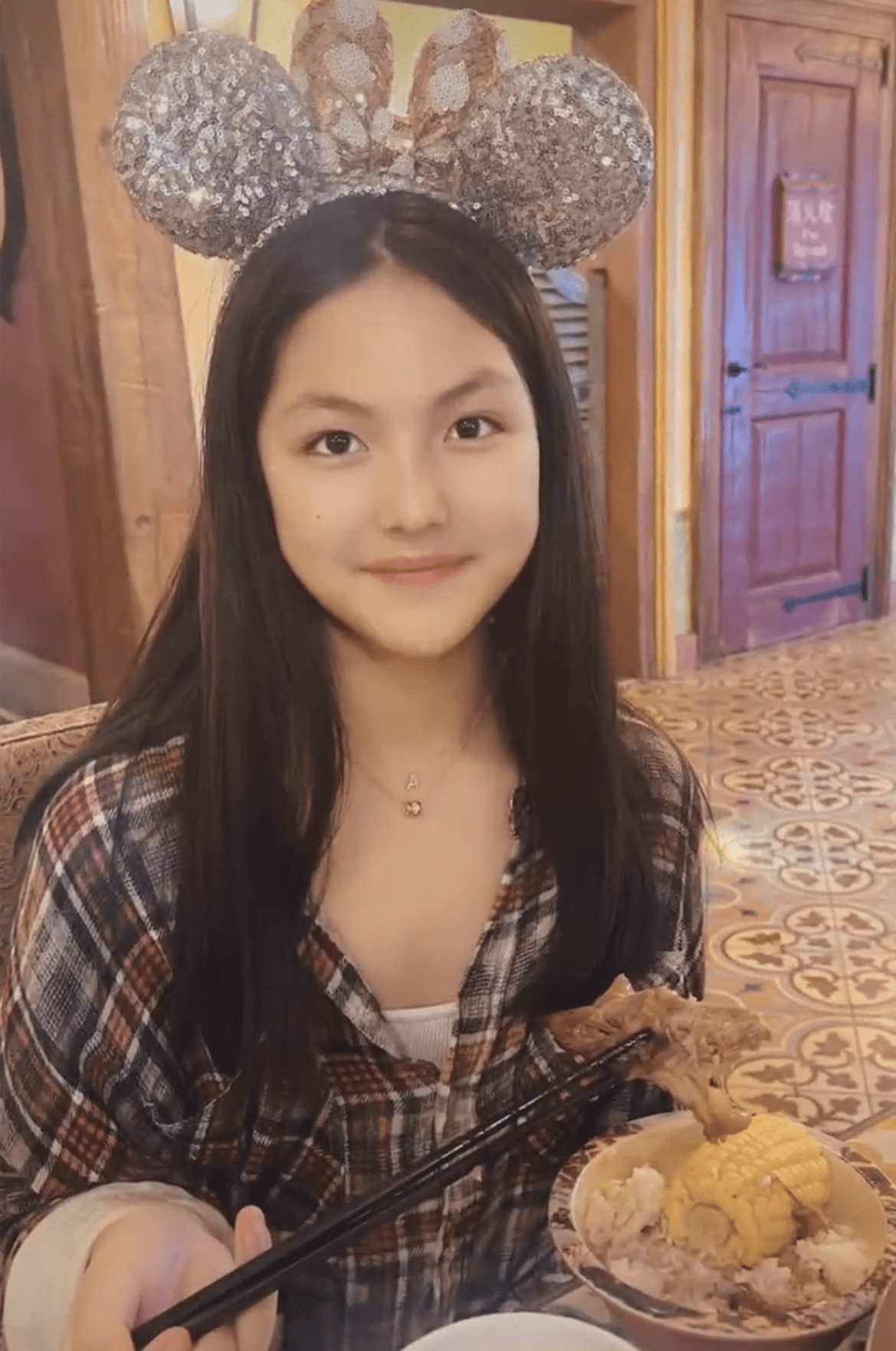 李湘王岳伦疑似复合!三度晒同框文案