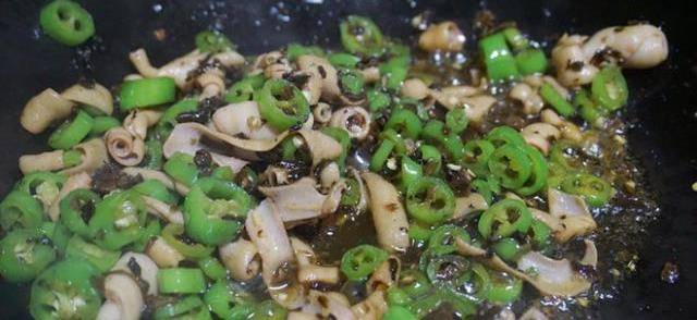 然后下入鹅肠,加鲜辣露,花椒油,盐调味 叨叨叨:鹅肠不需要炒太长时间