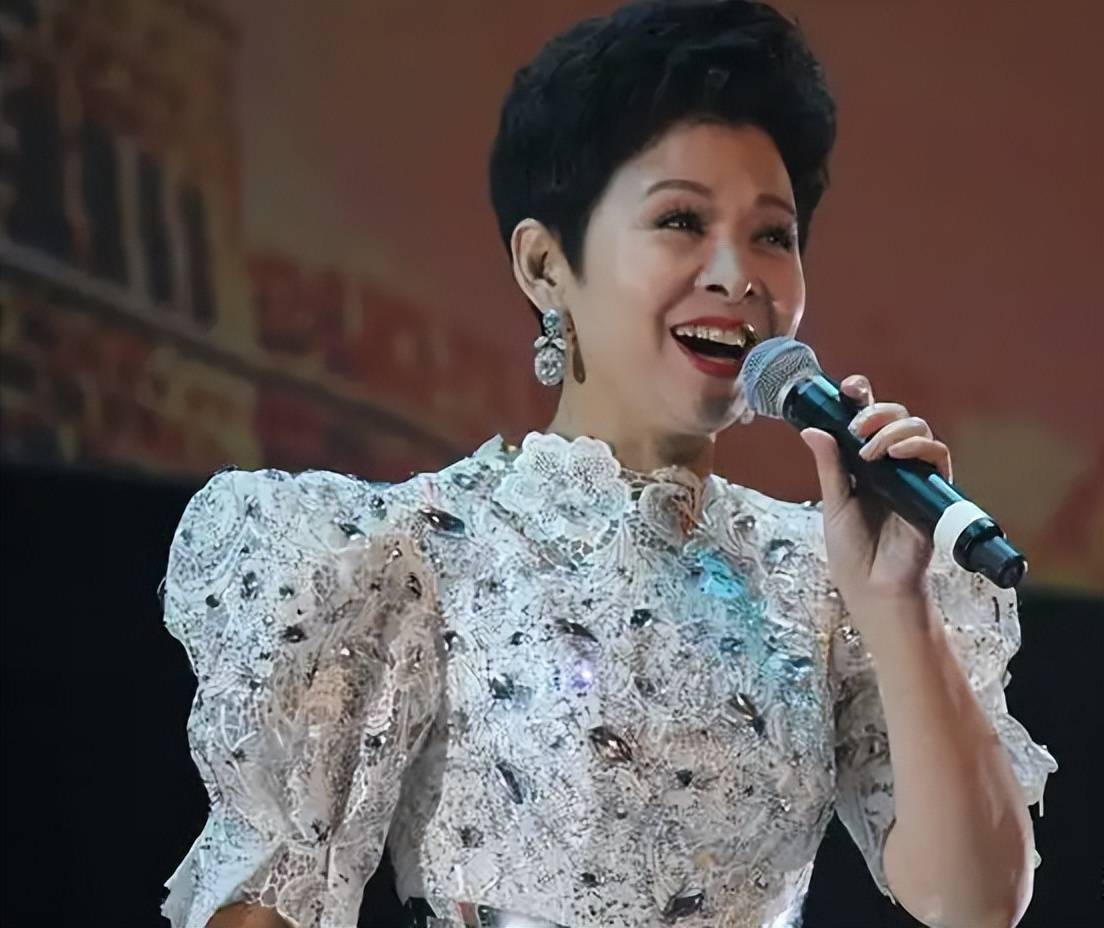 原创 董文华60岁庆生照曝光,碎花衬衫配珍珠项链,付笛生夫妇到场祝贺