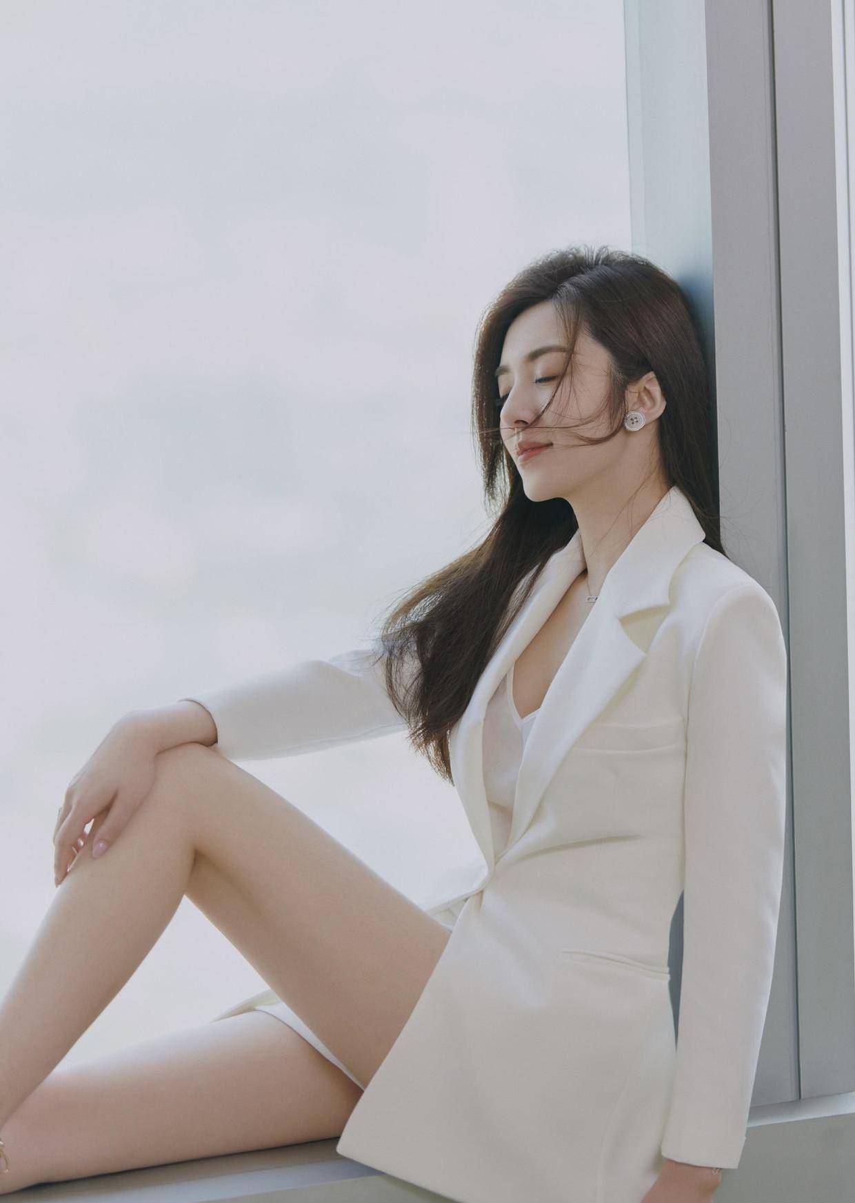 原创王晓晨的好身材藏不住穿蕾丝薄纱连衣裙真有千金小姐范