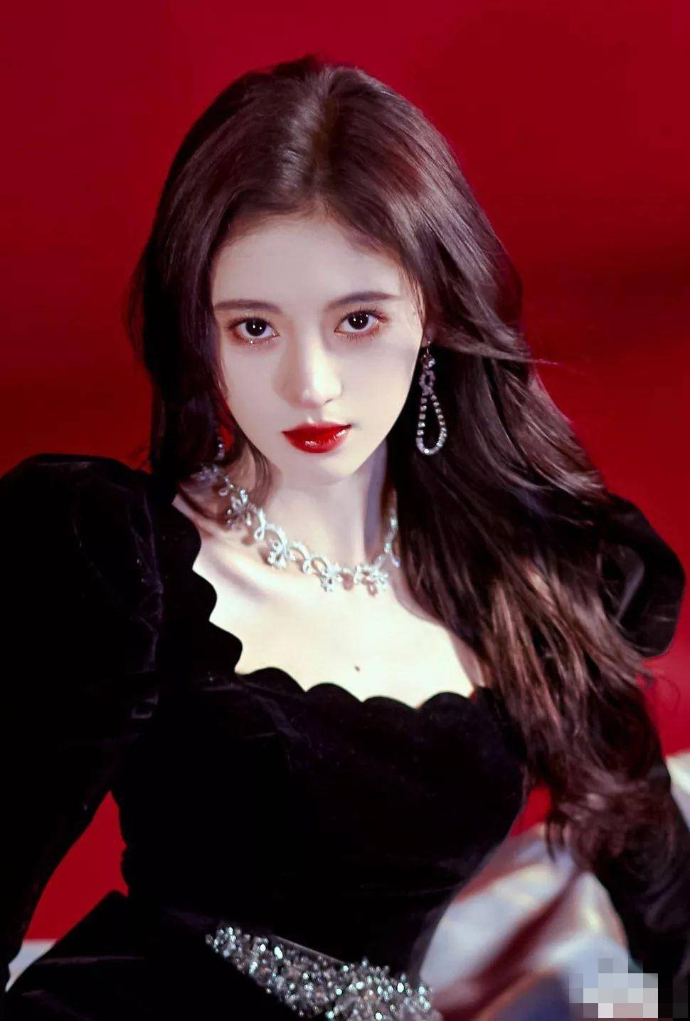 原创鞠婧祎终于卸妆了这次的新脸又纯又欲比千金风更美更时尚