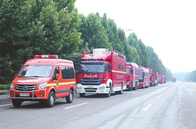 勿与生命抢行,遇特种车辆出警应避让_搜狐汽车_搜狐网