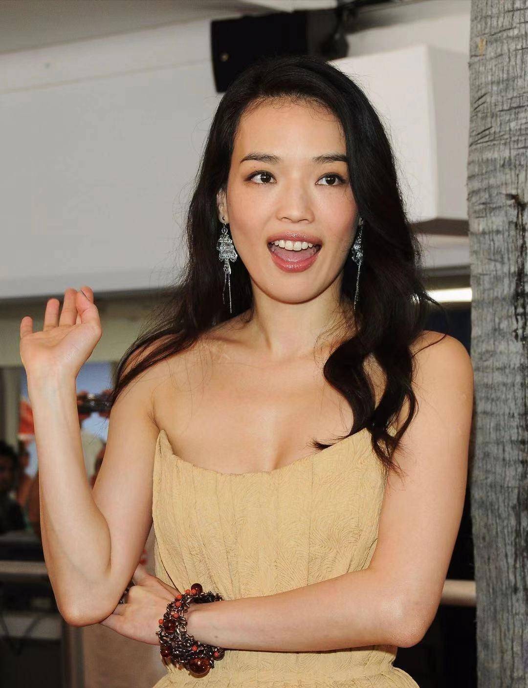 舒淇才是"国际脸"女神代表,将抹胸连衣裙穿出不同魅力,太惊艳_女性