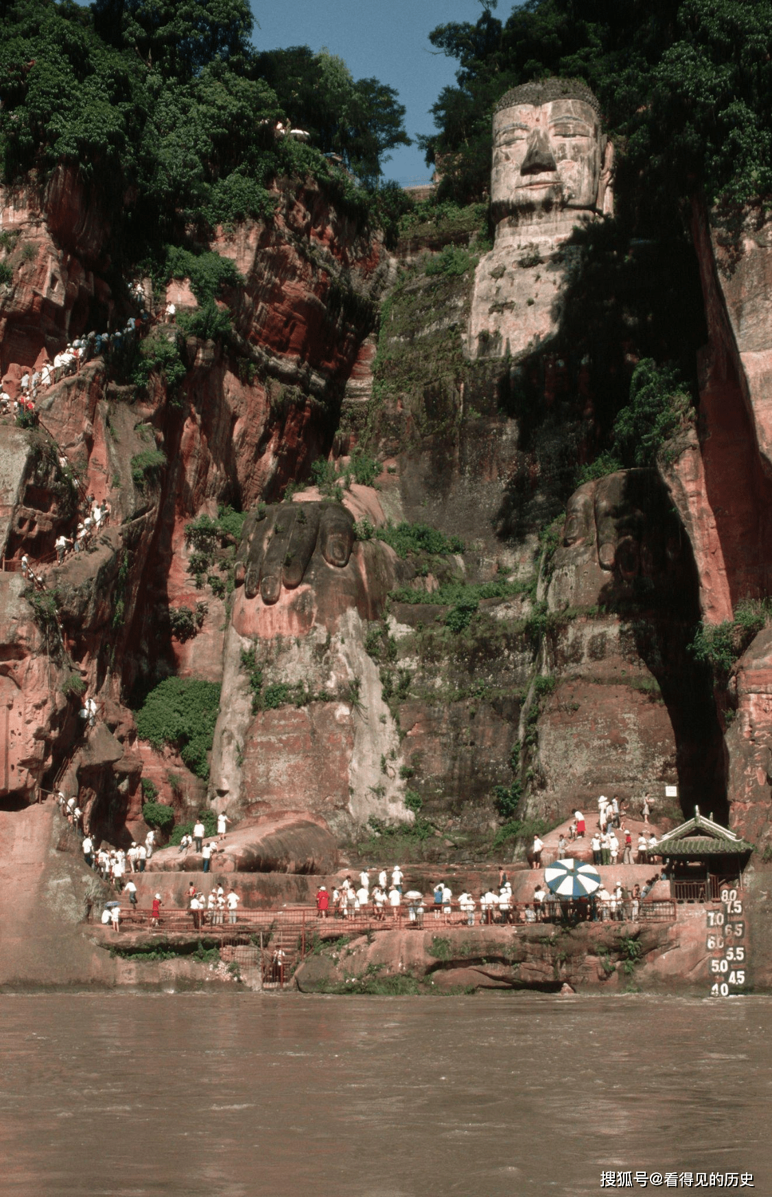 老照片 八十年代的四川乐山大佛 居然不少人爬到了大佛身上