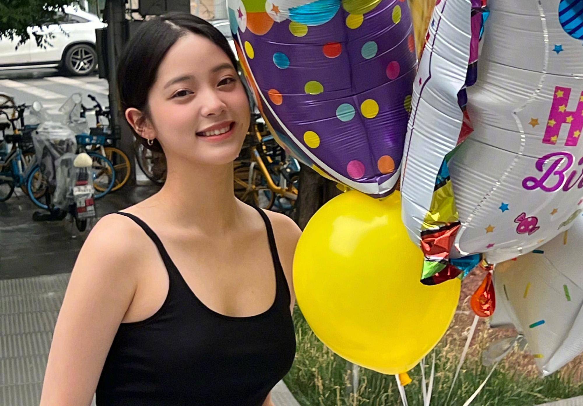 欧阳娜娜穿着背心拍摄了一部大型电影,她被要求打一个边缘球,而拍照的