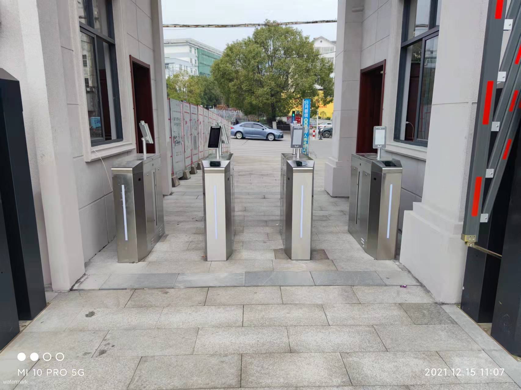 学校人脸识别闸机中的人脸识别技术是将师生近期的照