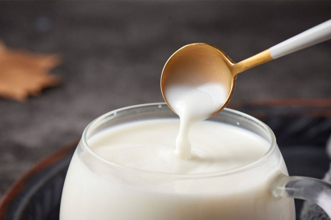 原创睡前能不能喝牛奶中老年人喝牛奶常犯的4个错建议了解
