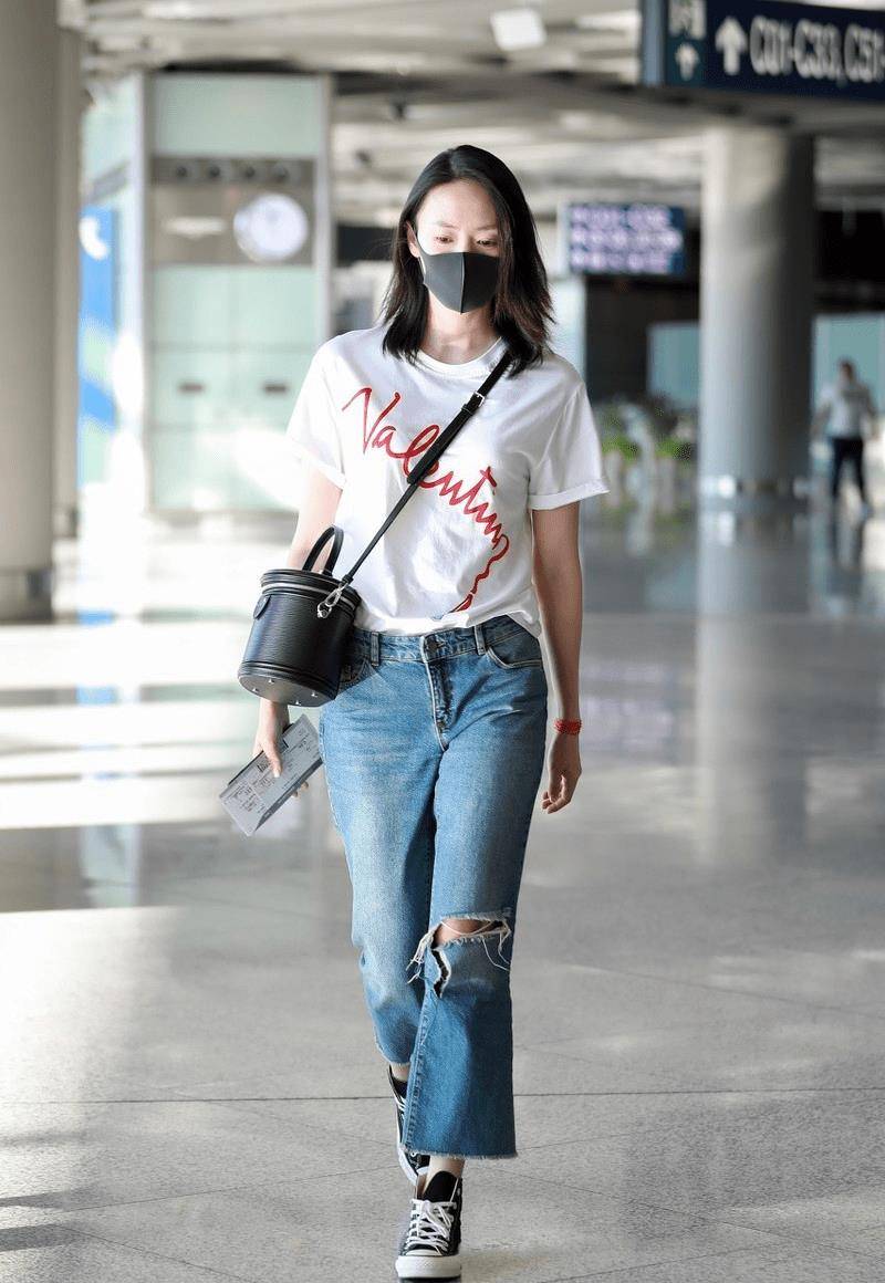 原创童瑶的私服偏爱简约休闲风穿白t恤配牛仔裤照着穿也减龄高级