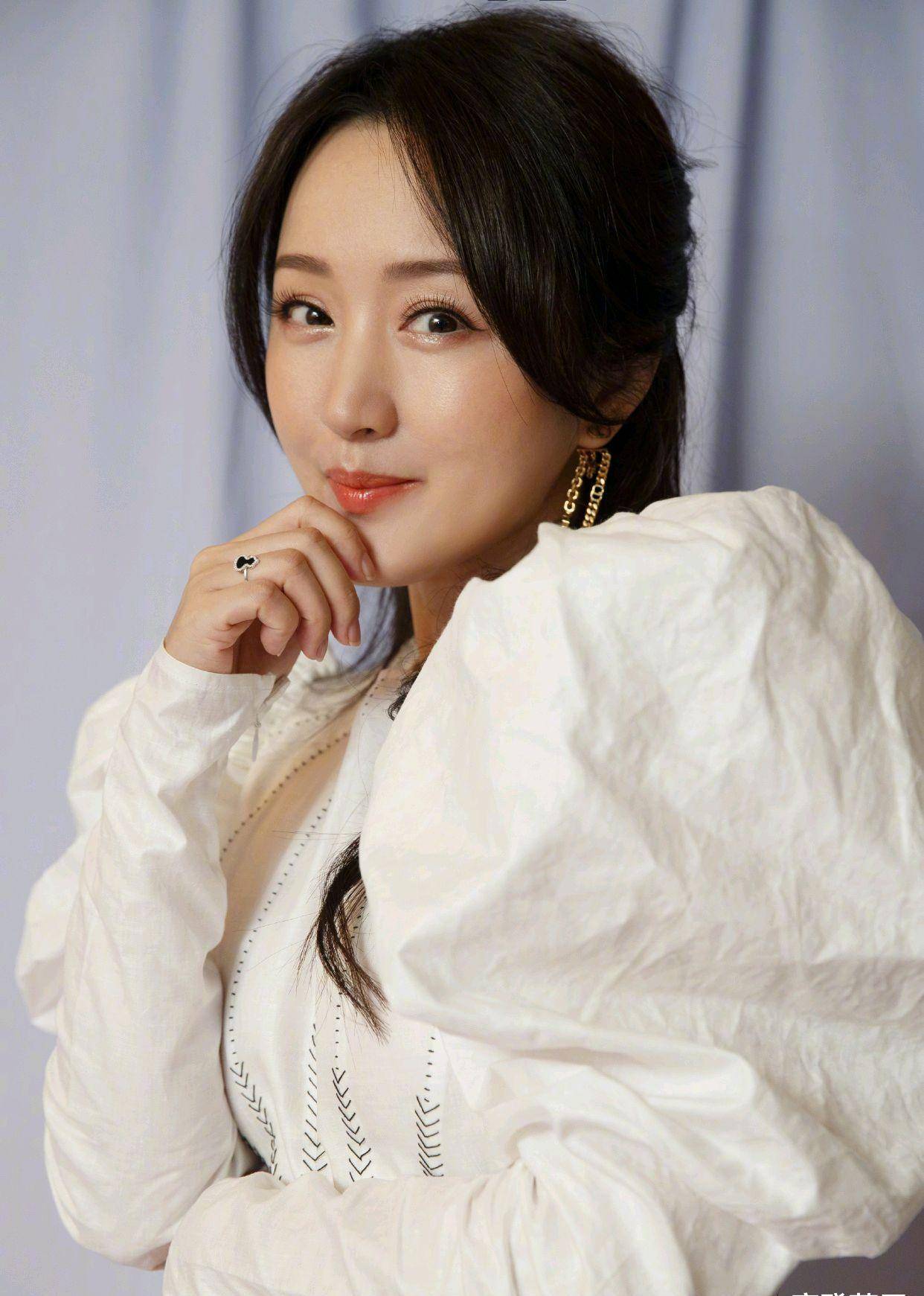 原创又被杨钰莹美到了身穿白色泡泡袖连衣裙时髦减龄这状态像20岁