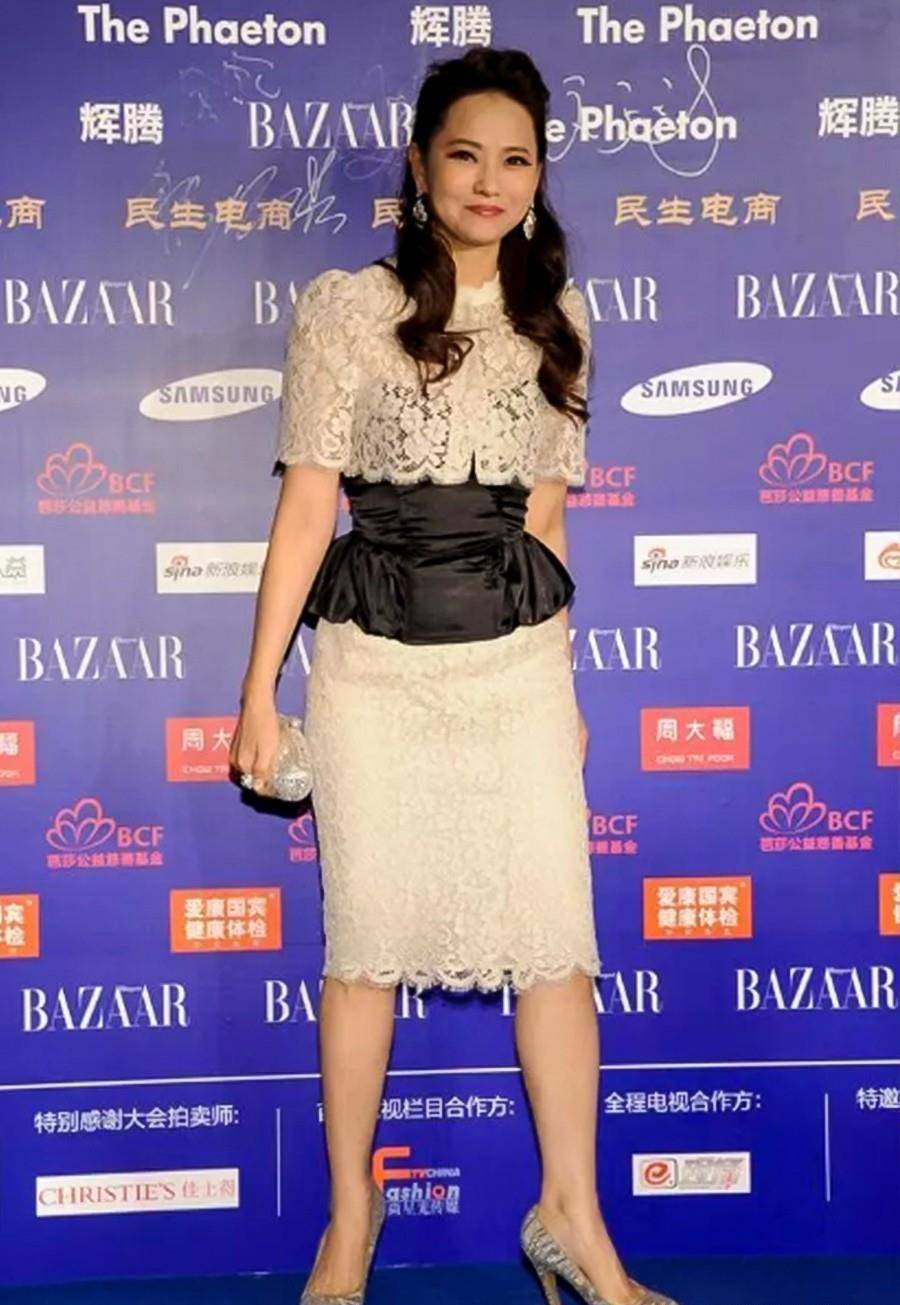 原创52岁伊能静对自己真狠穿紧身裙还绑层束腰勒得满身褶真怕撑开