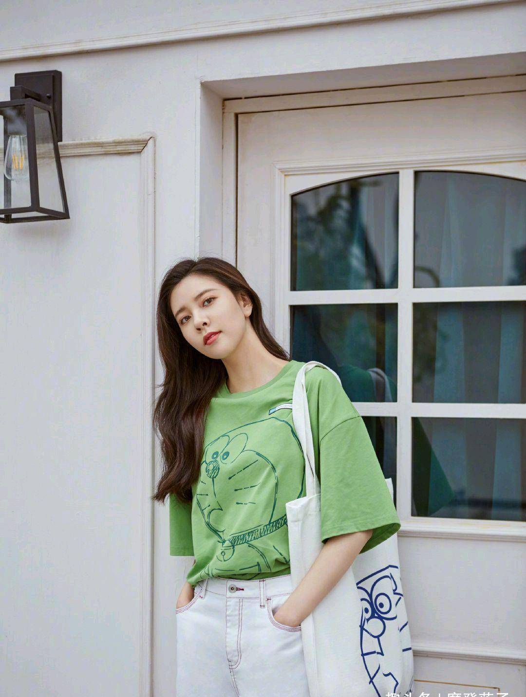 宋妍霏的夏日穿搭很清新,穿蓝色t恤配蓝色牛仔裤,简简单单就好_设计