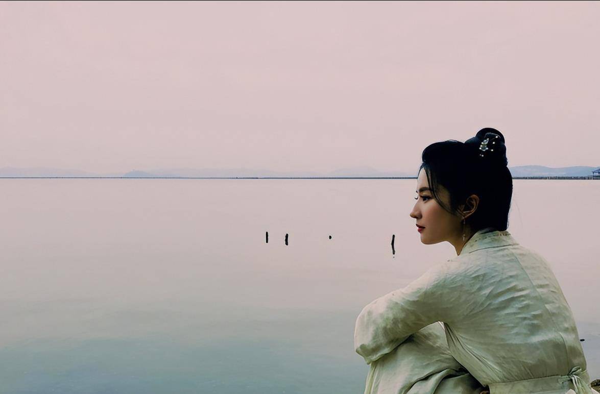 刘亦菲梦华录花絮照蹲在地上吃零食接地气和陈晓合影太特别