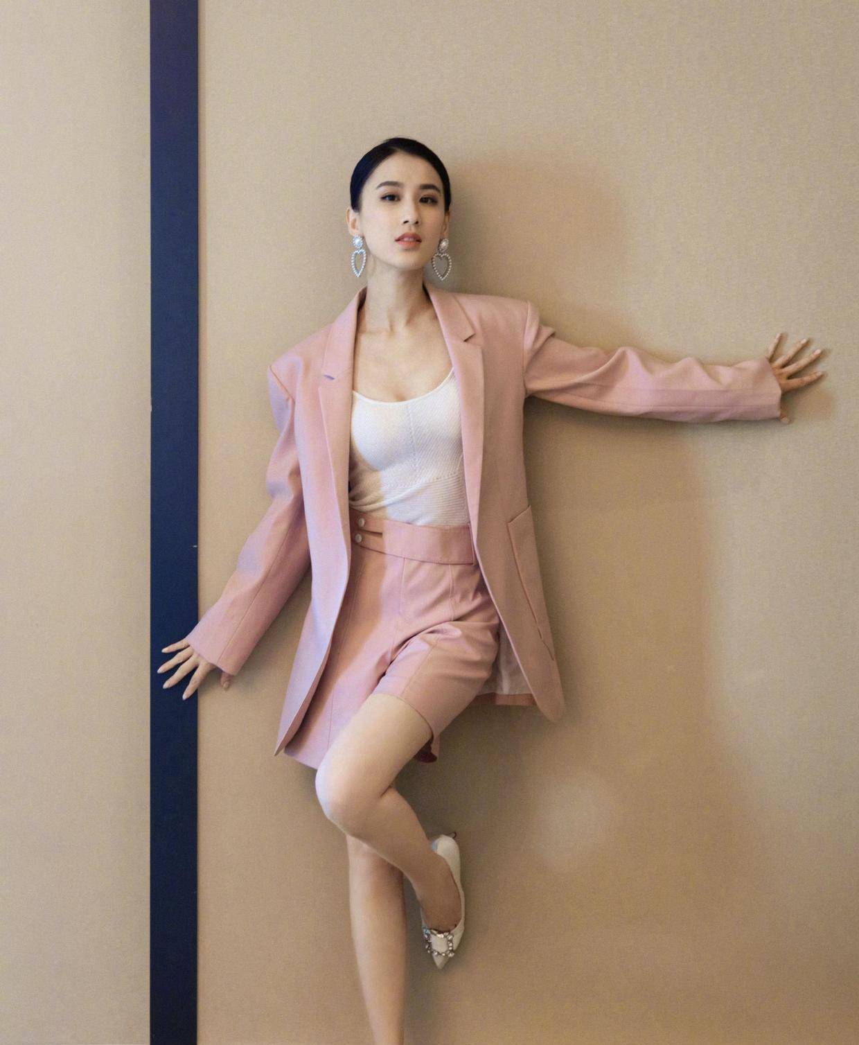 原创黄圣依赶飞机真低调穿黑色连衣裙配草帽好气质根本不用高调