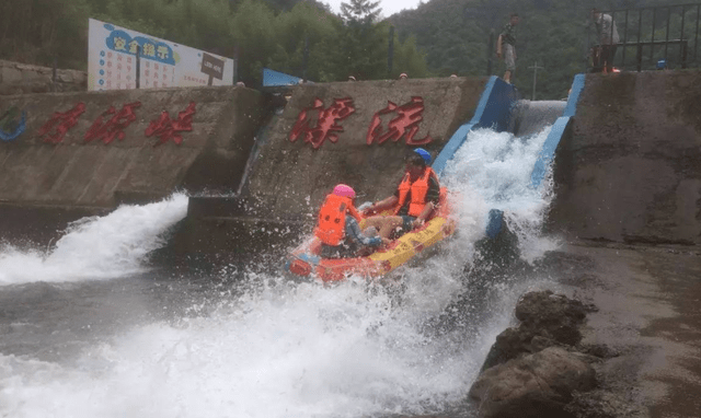 浙江一避暑胜地走红，3公里漂流吸引大量游客，风景优美值得一去