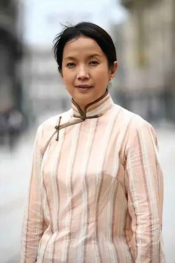 吕丽萍发文庆祝美国生日快乐网友不淡定了难怪张丰毅要跟你离婚