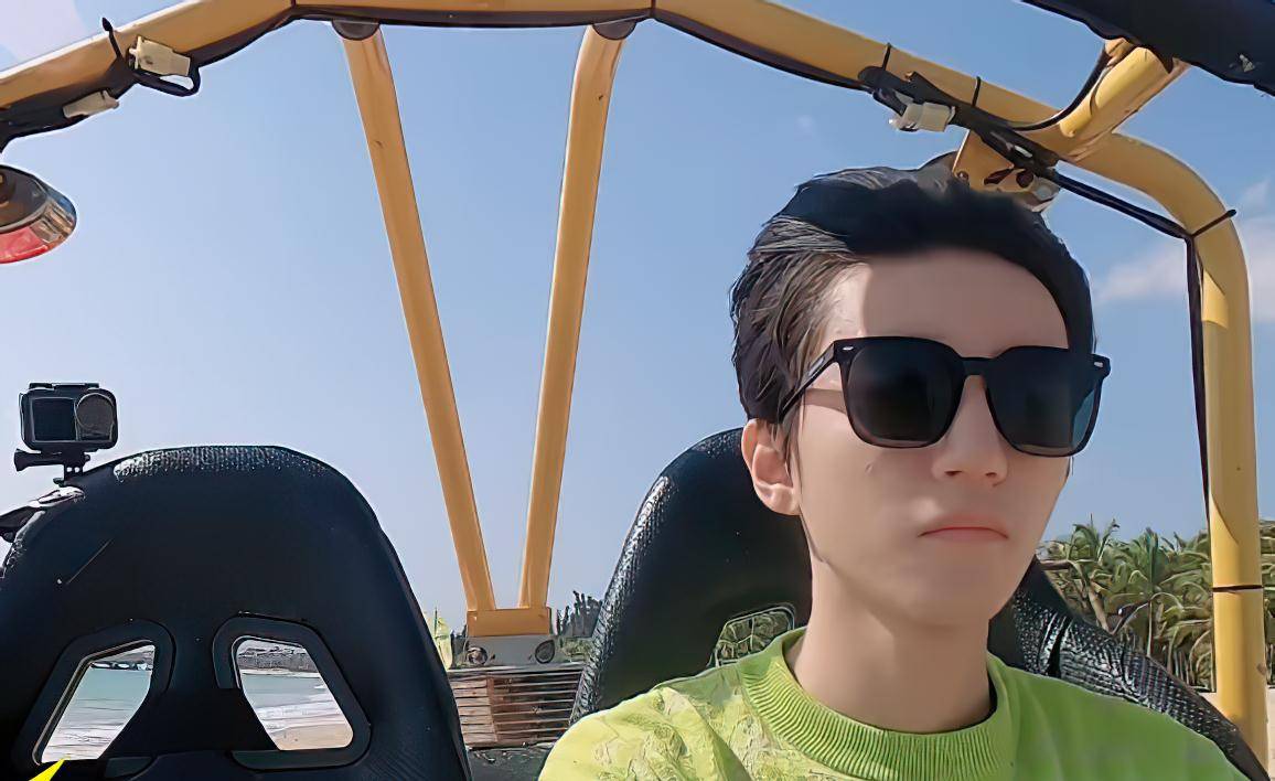 原创王俊凯在沙滩上飙车一字发际线太抢镜网友你才21岁啊