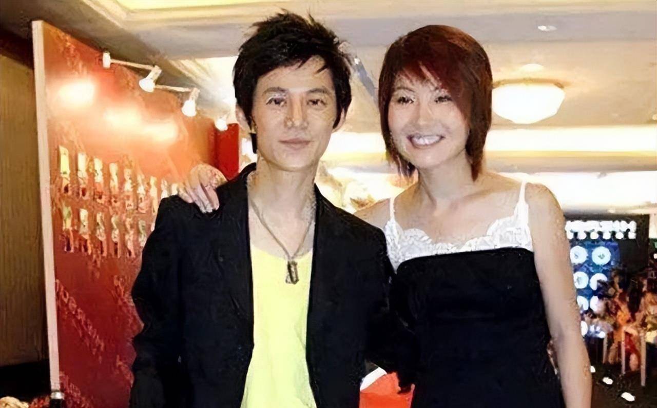 与之相反的是,何炅曾被爆有过两个女朋友.