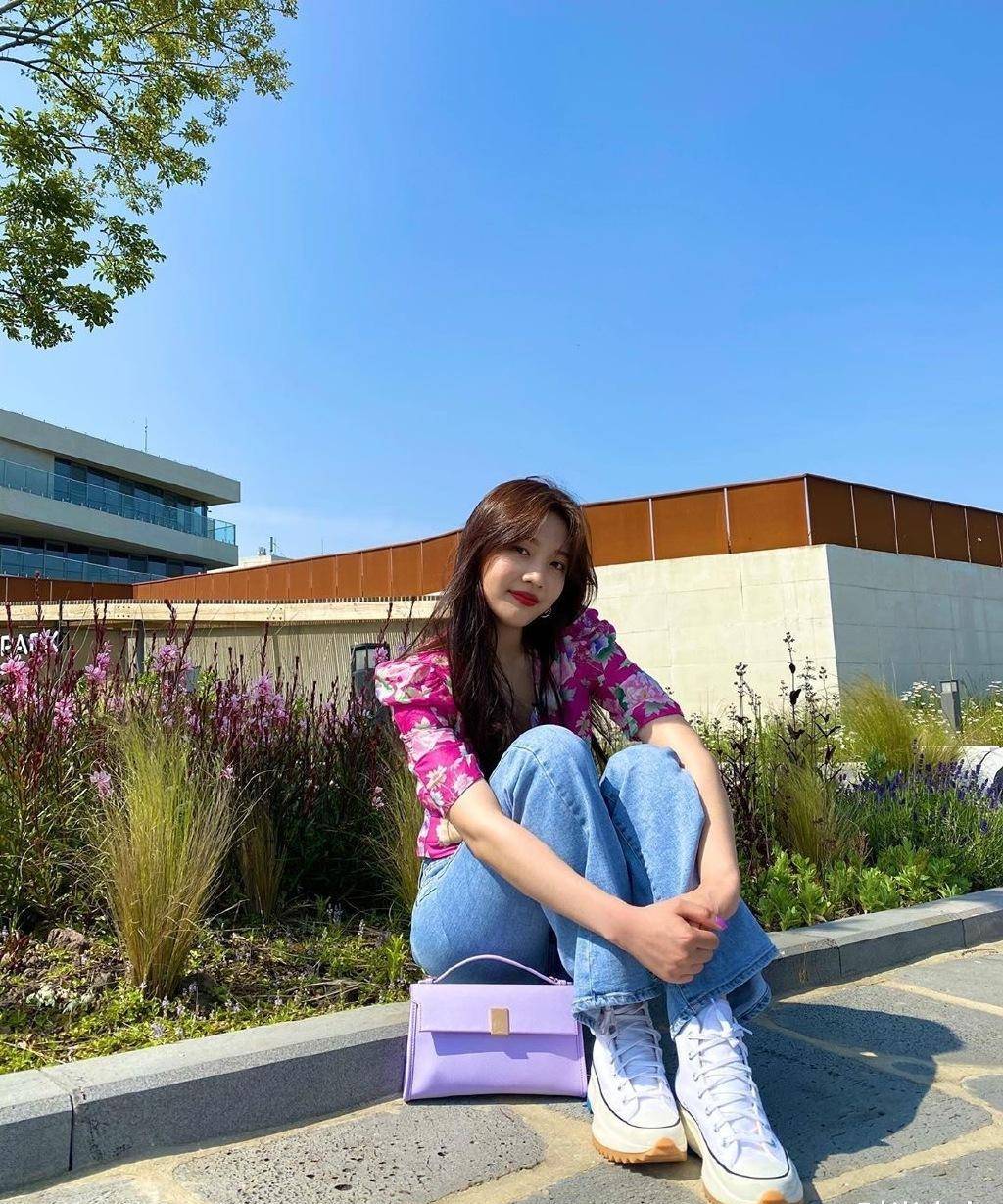 原创颜值很重要朴秀荣hold住芭比粉花衣服配牛仔裤穿出甜美范