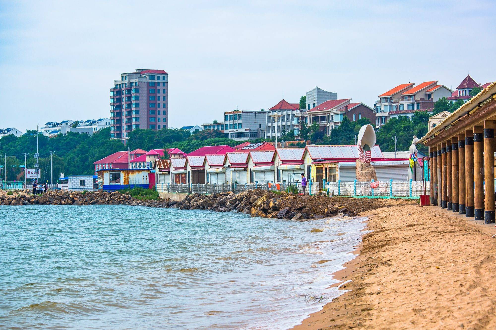 大连仙浴湾海滨度假区,环境优美,空气清新,是旅游休闲的好去处_沙滩
