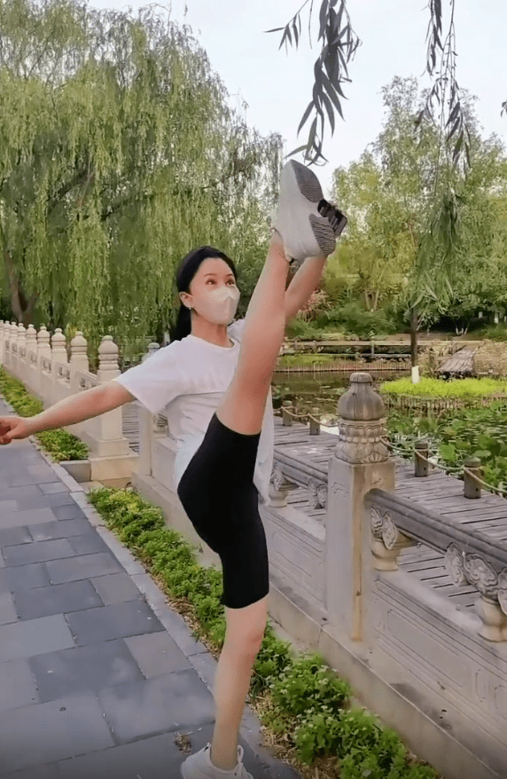 董文华邀好友庆60岁,穿华丽礼裙体态像老人,被任静状态惊艳到!