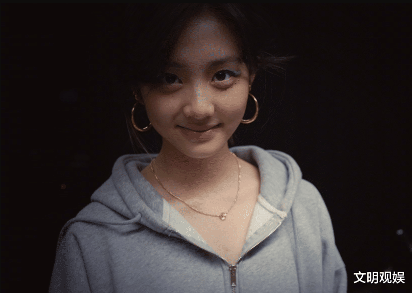 同是黄磊女儿,9岁黄少艾营业被夸漂亮,16岁黄多多