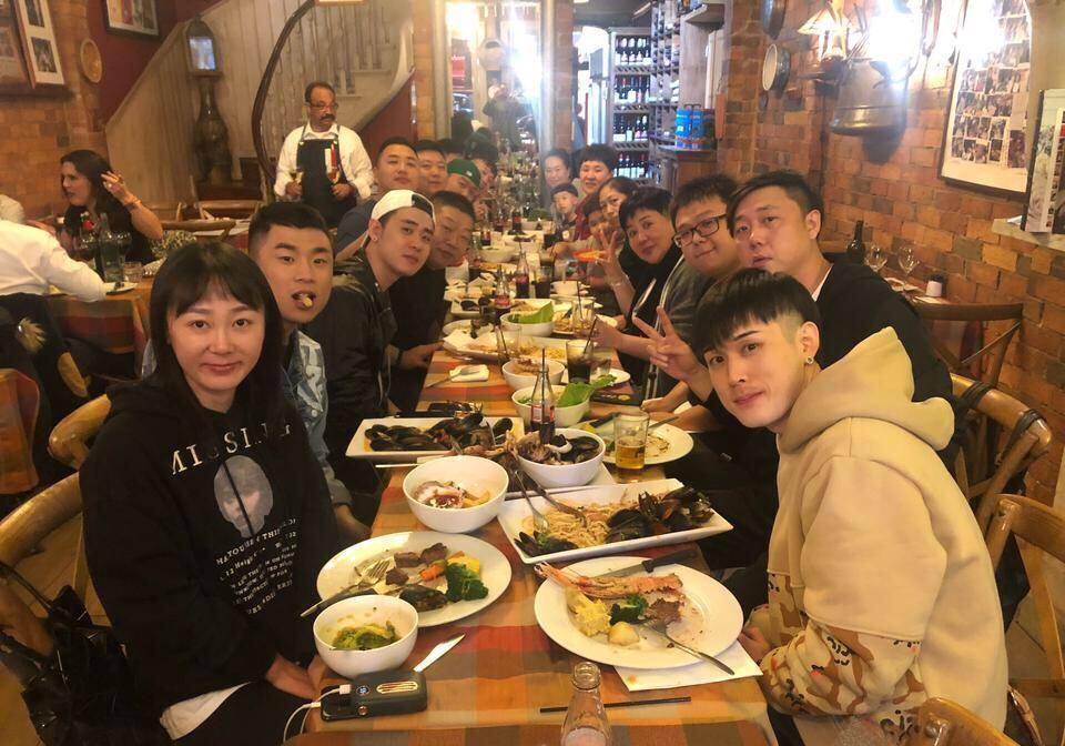 德云社又出一个帅哥,张云雷曝聚餐照片,一小哥颜值帅气不输他_郭德纲