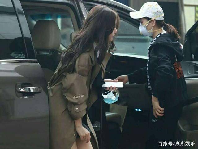 原创杨颖复工路透下车瞬间颜值爆表难怪叫她天使宝贝