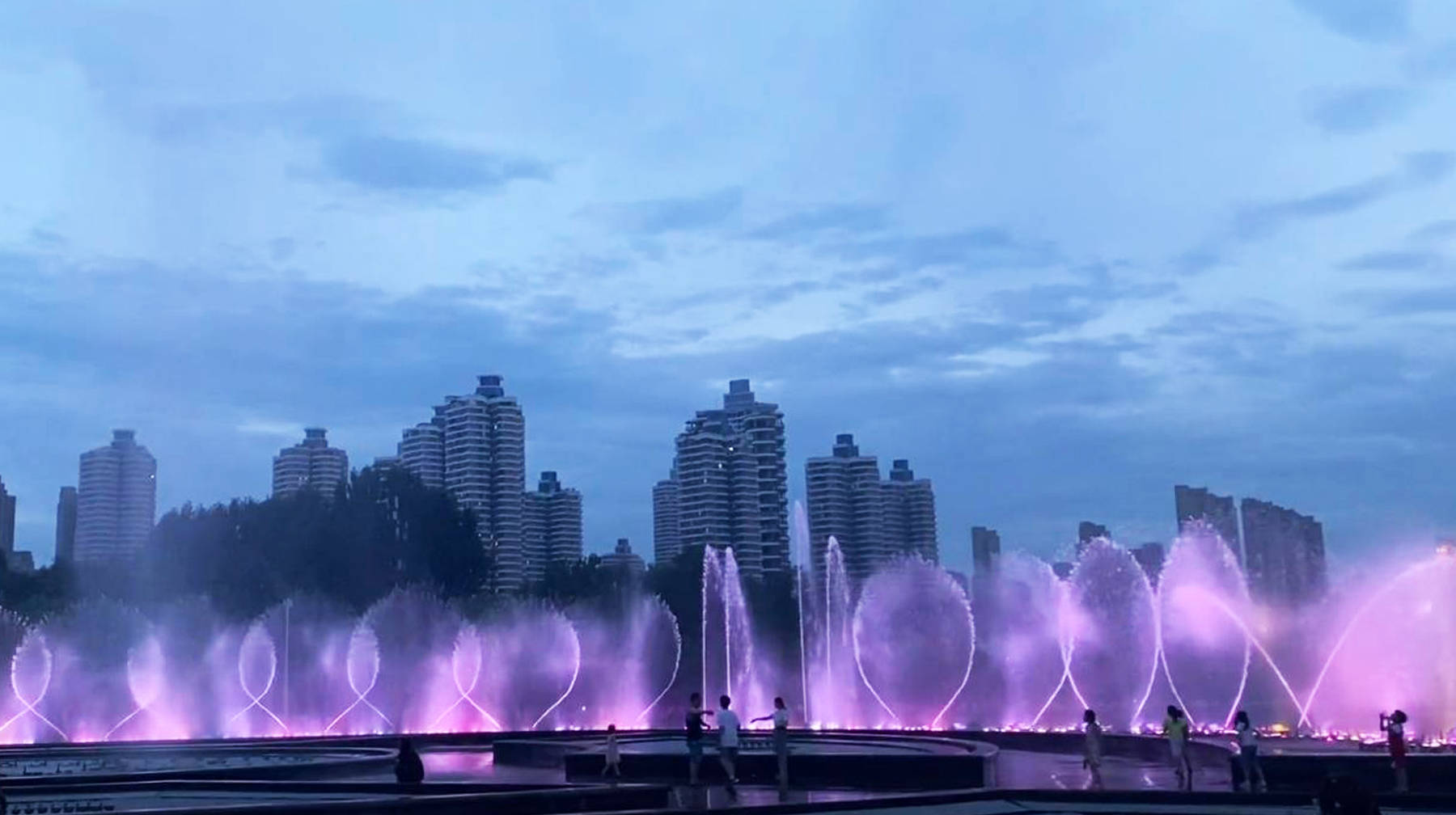 盛夏到武汉闹市这座公园看喷泉，七彩水柱美如画，衬托夜景更浪漫