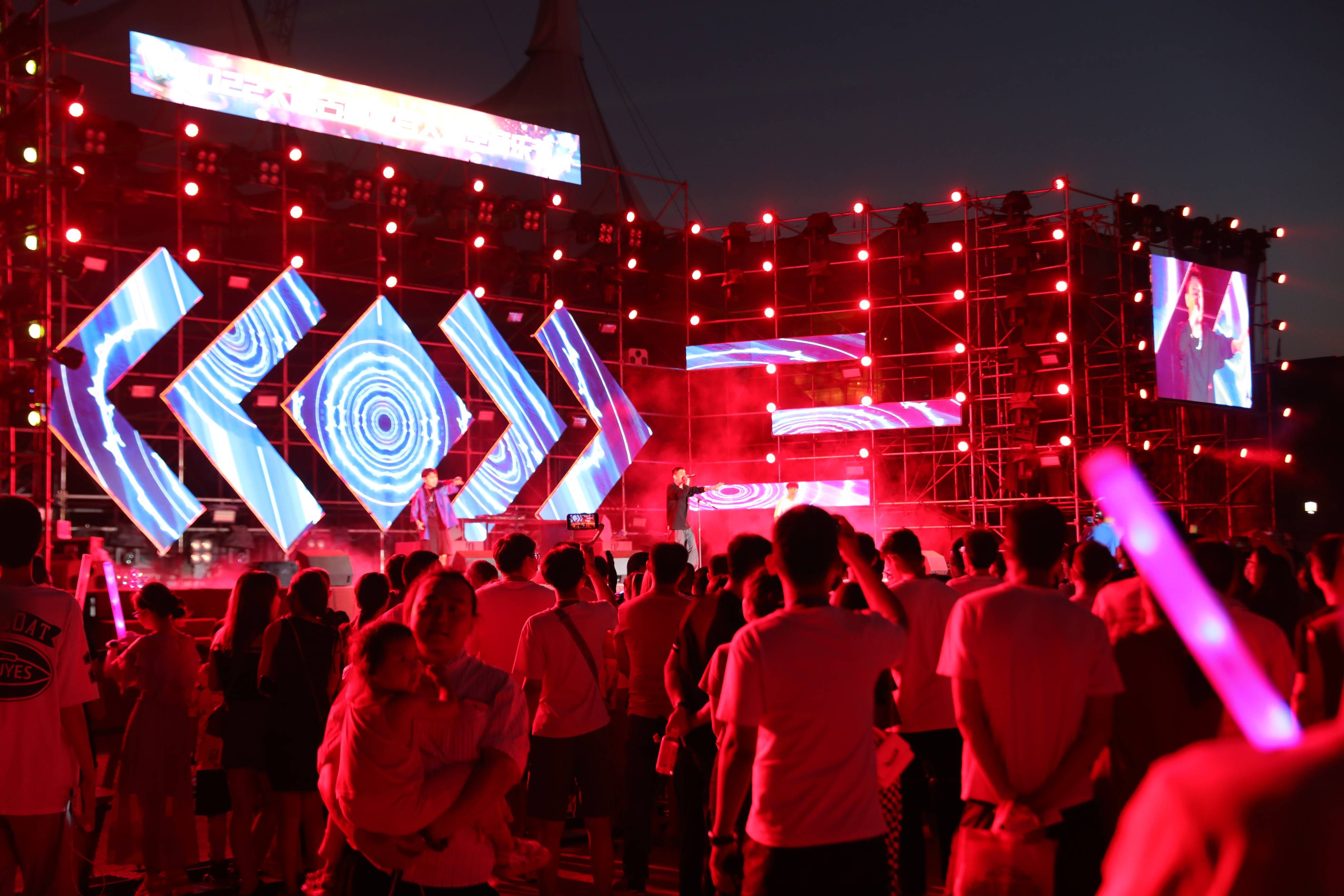 太原古县城点亮"夜经济"_游客_舞台_音乐