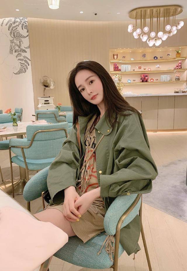 她与杨幂长得有9分像,为蹭红不停在模仿,今整成了一张网红脸_卓亨瑜