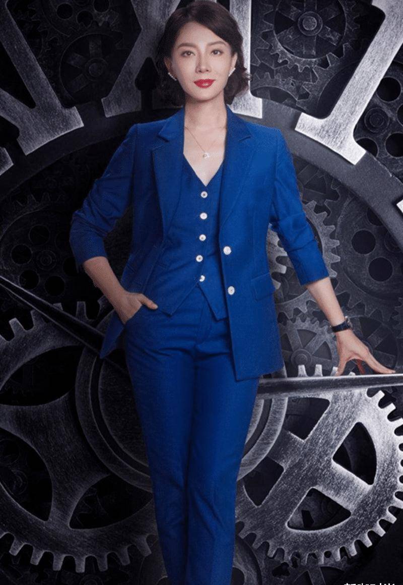原创熊黛林模特身材真耀眼穿蓝色西装优雅高贵腿长一米八