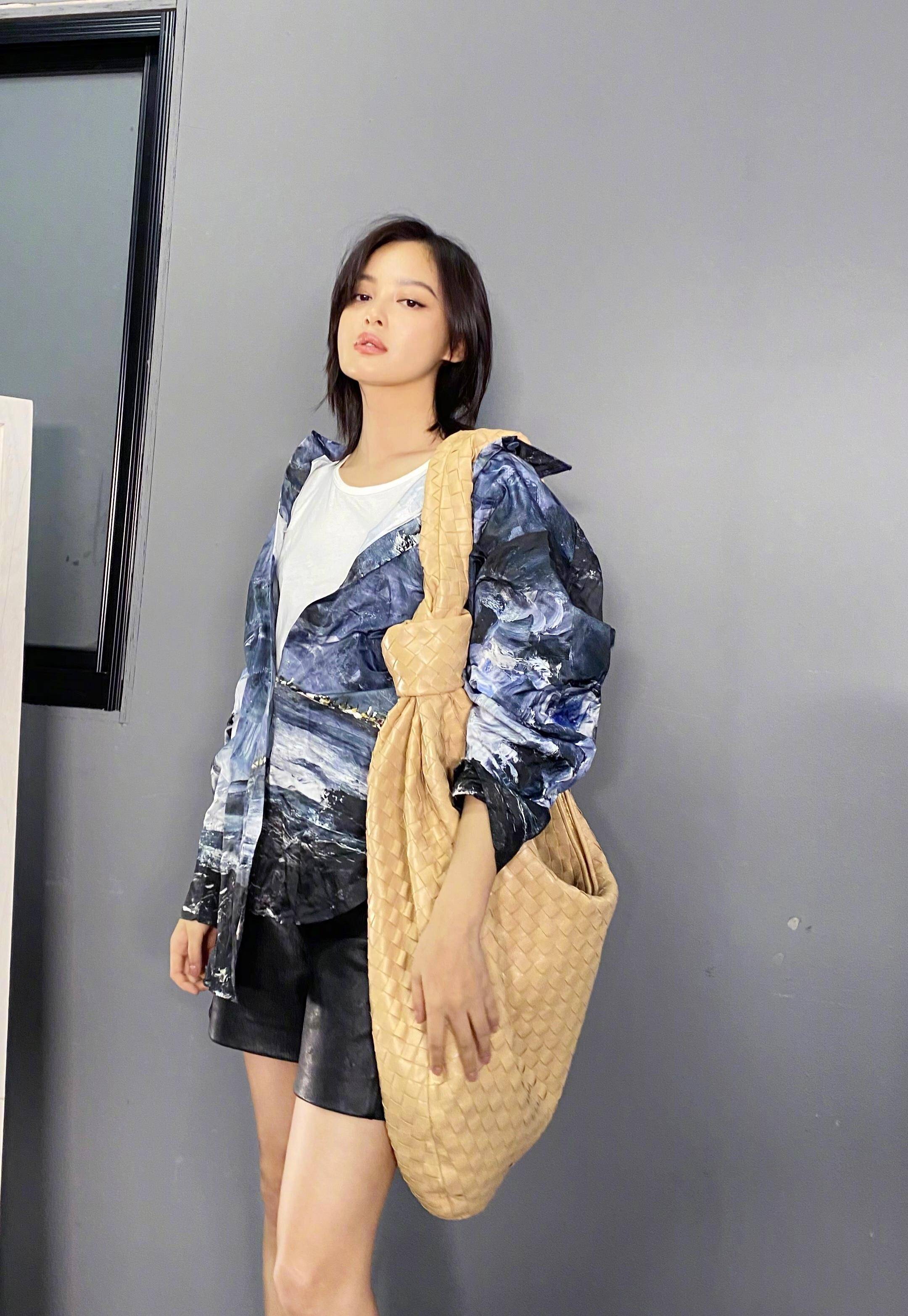 原创辛芷蕾凹造型真疯狂泼墨衬衣配皮短裤背4万巨型包像地摊货