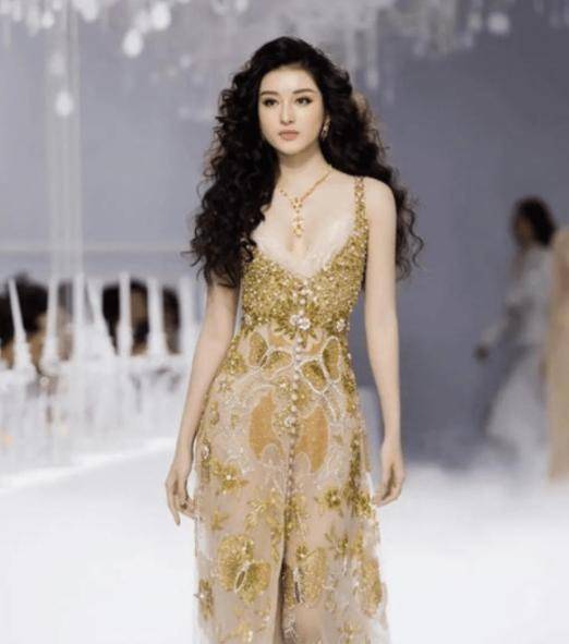 艳压李嘉欣,富豪收割机,这个女人有多美让千亿富豪为她当街打架_阮宣