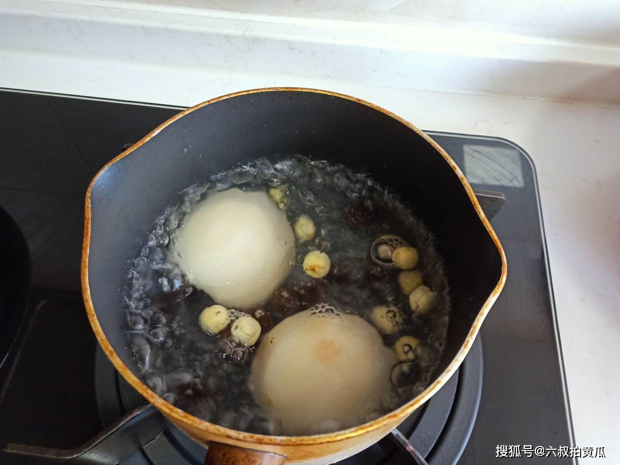 最近迷上吃烤梨,太香太好吃,难怪外面卖18元一杯还被抢购_李泌_杯子