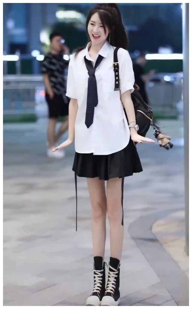 见过高帮鞋,但晨妍的"高帮拱拱鞋"第一次见,帅气还能显腿长_高跟鞋