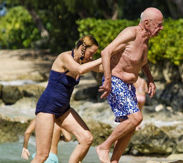 89岁默多克和63岁现任娇妻浪漫!海边嬉戏真甜,妻子扎麻花辫扮美