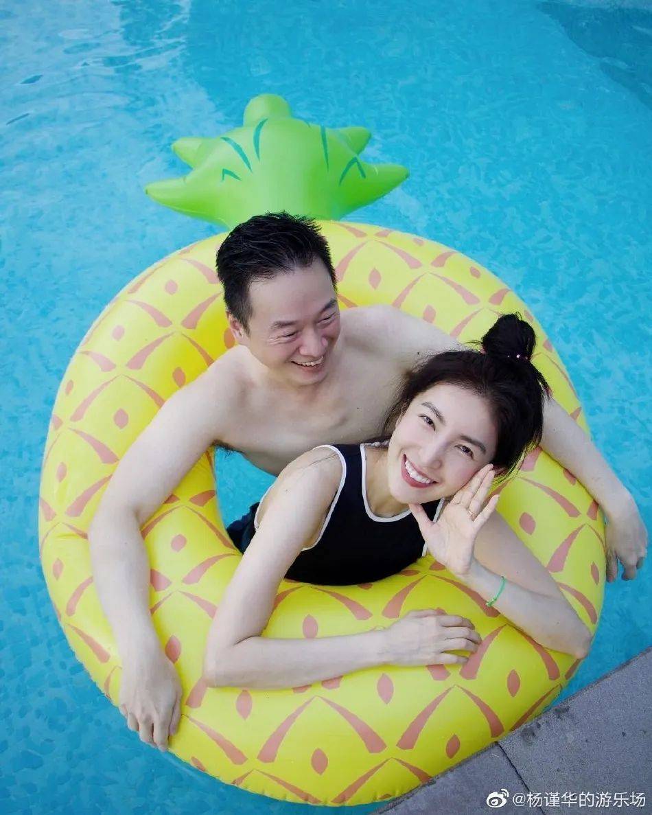 原创杨谨华躺老公怀里的泳装写真肤白貌美大长腿性感美艳