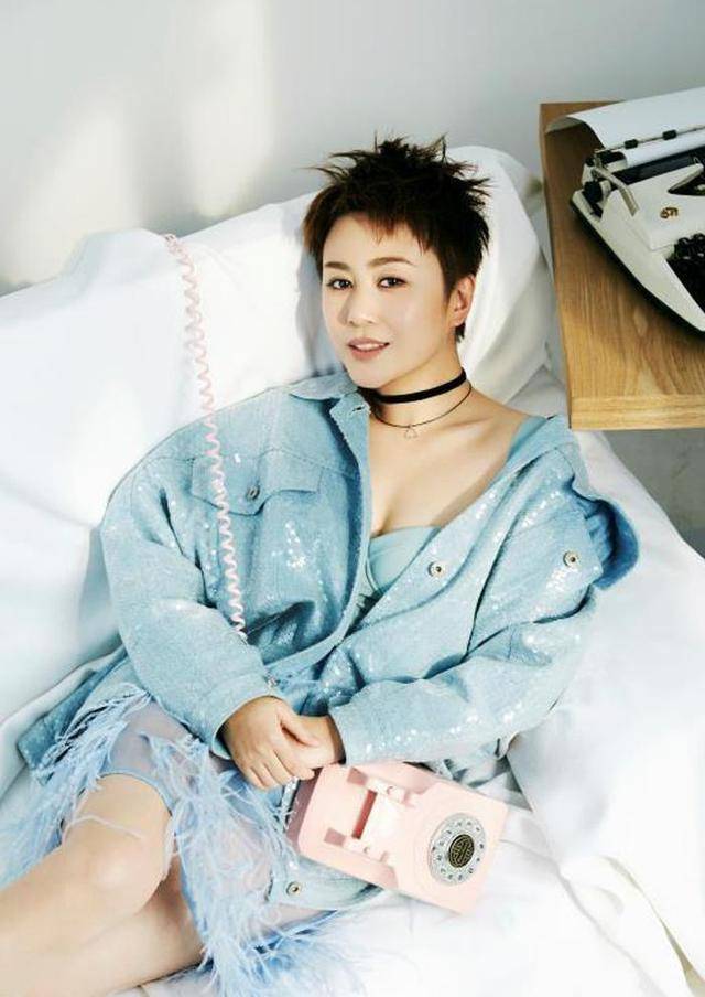 原创当妈后的马丽真挺时尚穿流苏裙还玩起衣服外露大秀时尚身材