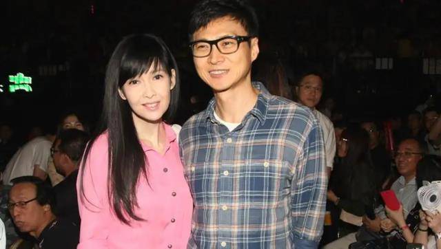 《摩登时代》时相识,就在周慧敏与raidas乐队主唱陈德彰分手后,倪震也